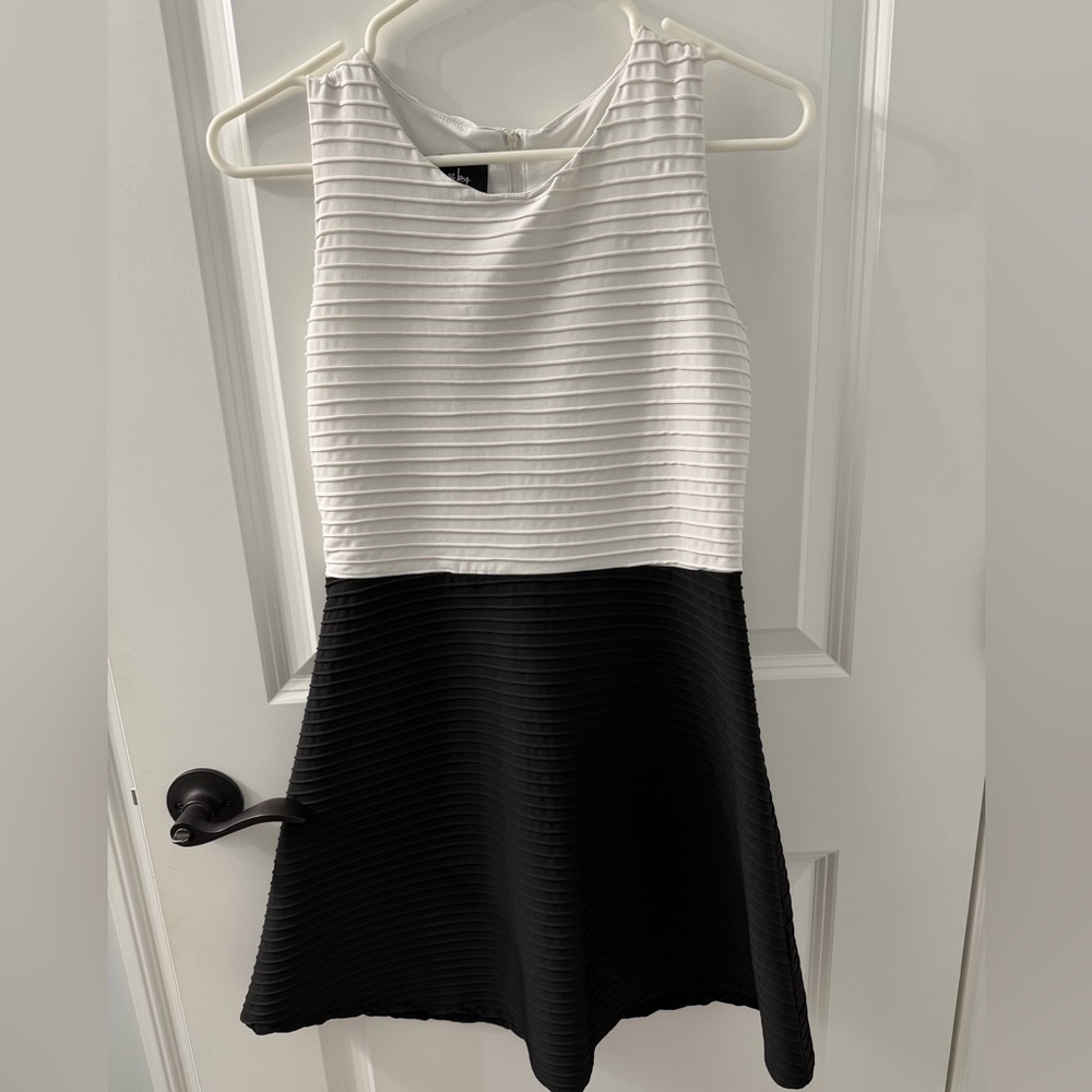 Elegant Black and White Sleeveless Dress